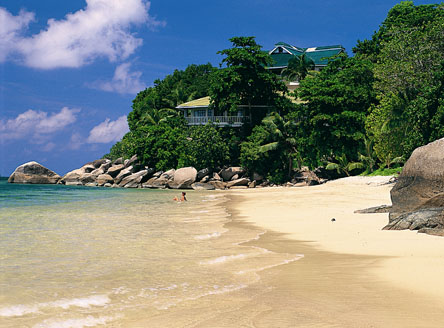 Black Parrot Suites are set on a rocky headland above a beautiful white sand beach