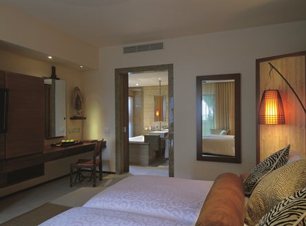 Constance Ephelia Junior Suite and bathroom